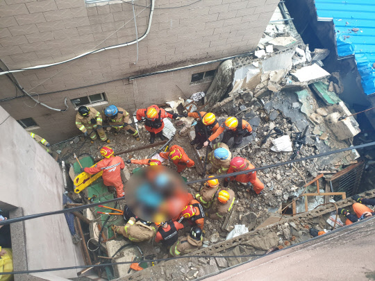 1명 숨진 노후주택 붕괴 현장         (부산=연합뉴스) 21일 오후 10시 25분께 부산 부산진구 부전동 한 2층 단독주택을 떠받치는 기둥이 붕괴해 주택이 무너진 가운데 사고 경찰과 소방대원이 잔해 속에서 숨진 여성을 수습하고 있다. 2019.9.22 [부산소방본부 제공.재판매 및 DB 금지]      wink@yna.co.kr  (끝)